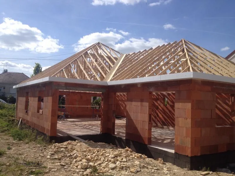 Charpente d'une maison neuve en cours de construction